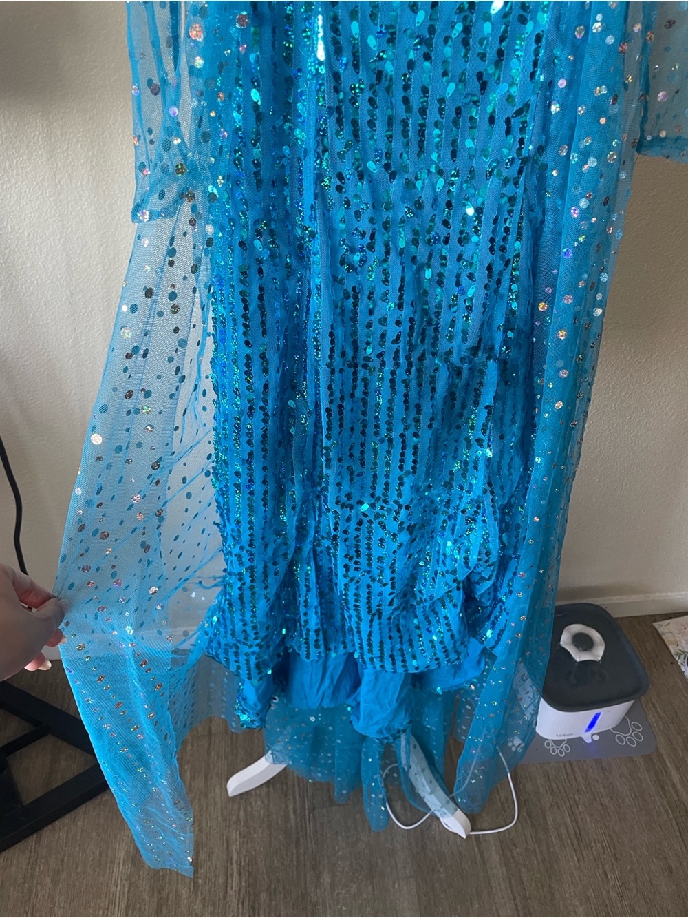 Girls Elsa Inspired Blue Sequin Dress with Cape – Size 130 (5–6Y) - Picture 6 of 12